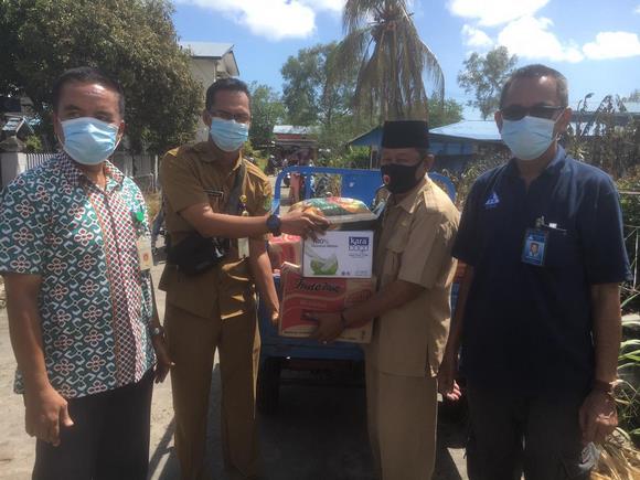 PT Pulau Sambu saat serahkan bantuan terhadap korban kebakaran di Guntung