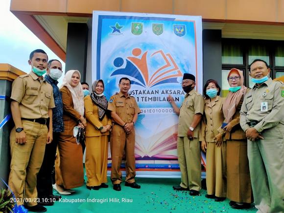 Foto bersama usai peresmian Perpustakaan Aksara di SMAN 1 Tembilahan