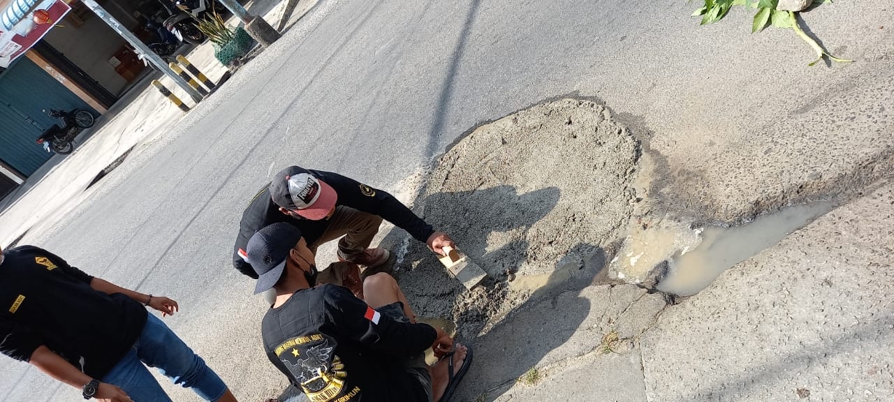 Cegah Kecelakaan, Gagak Hitam Sambang Karimun Tambal Jalan Berlubang di Kundur