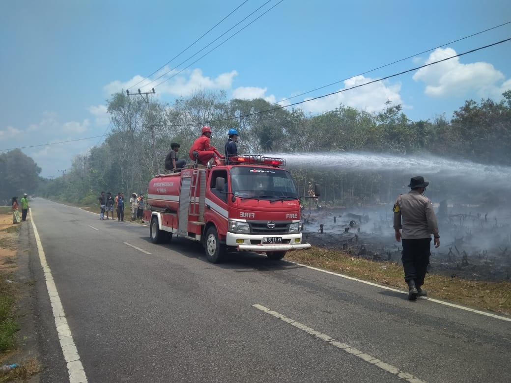 PT Timah Wilayah Kepri dan Riau Sigap Bantu Padamkan Kebakaran Lahan dan Rumah