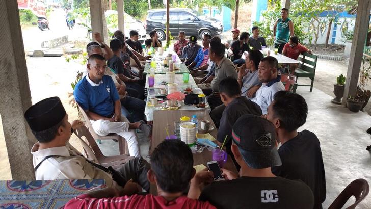 Sejumlah warga usai mendatangi Mapolsek Kundur