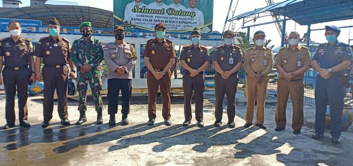 Wakajati berfoto bersama dengan Pimpinan Kecamatan Kundur, di Pelabuhan Tanjungbatu