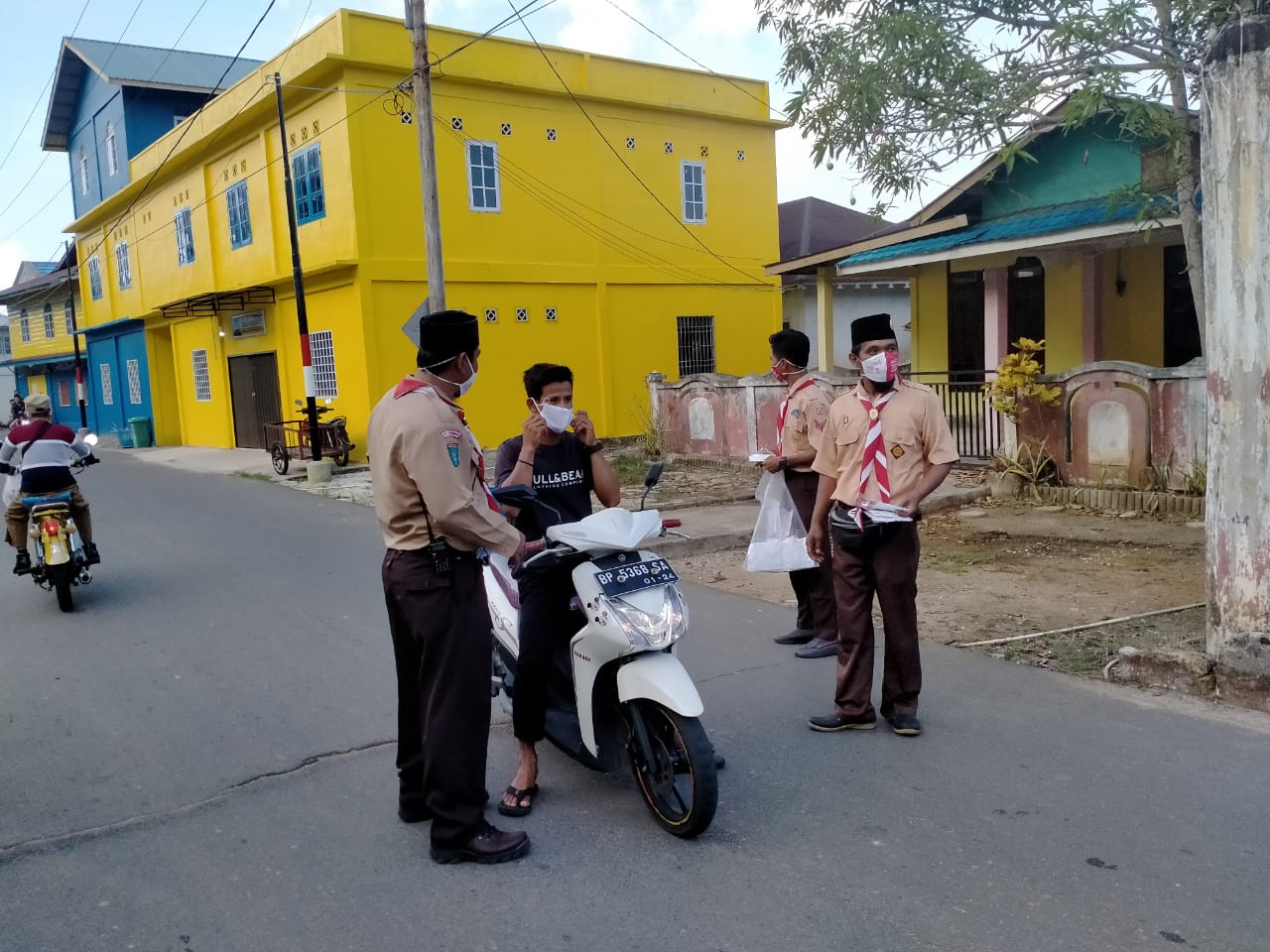 Kwarran Palmatak Bagi-bagi Masker Kepada Masyarakat Cegah Penyebaran Covid-19