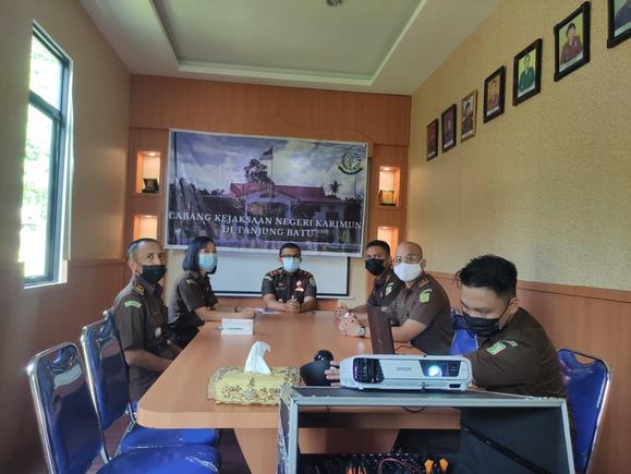 Kacabjari Karimun di Tanjungbatu, Nico Fernando, saat ikuti sosialisasi secara virtual Kacabjari Karimun di Tanjungbatu, Nico Fernando, saat ikuti sosialisasi secara virtual