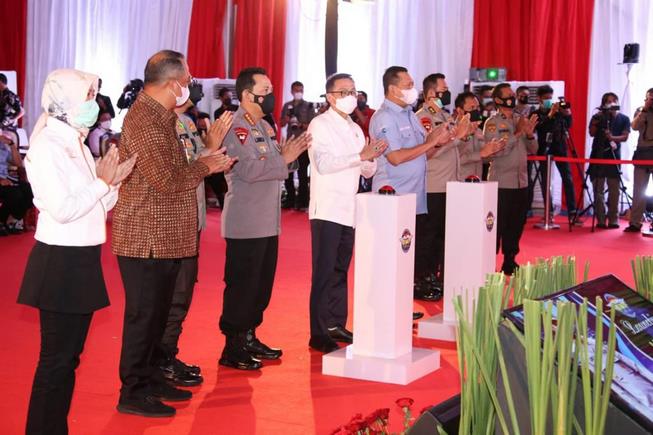 Kapolri Jenderal Polisi Listyo Sigit Prabowo meresmikan aplikasi SINAR (SIM Presisi Nasional)