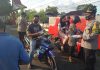 Kapolsek Kundur, Kompol Feterman, saat memberikan takjil kepada pengguna jalan