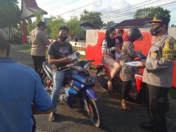 Kapolsek Kundur, Kompol Feterman, saat memberikan takjil kepada pengguna jalan