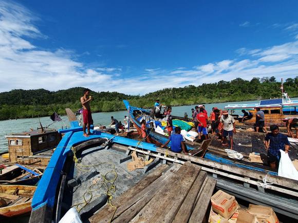 Kapal Kargo Muatan Sembako Karam Di Perairan Sanglar, Durai