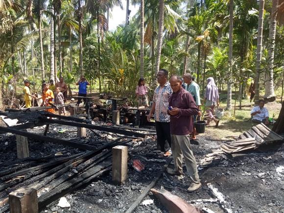 Sebuah Rumah Warga Desa Pelanduk, Rata Dengan Tanah Akibat Terbakar