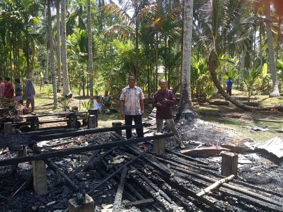 Rumah warga desa Pelanduk, Mandah, Terbakar