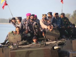 Tinjau latihan tempur