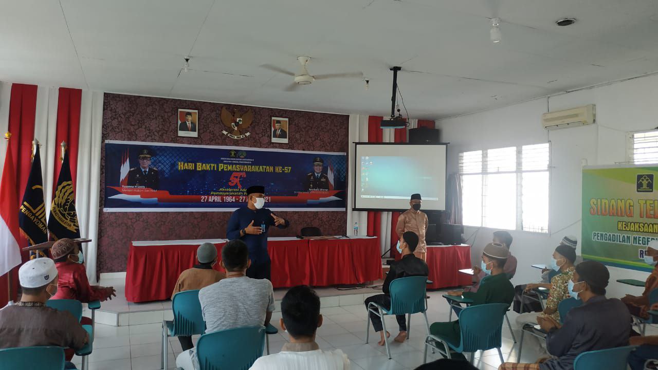 Rutan Karimun Berikan Remisi Bagi 231 Warga Binaan Saat Hari Raya Idul Fitri dan Hari Raya Waisak Rutan Karimun Berikan Remisi Bagi 231 Warga Binaan Saat Hari Raya Idul Fitri dan Hari Raya Waisak