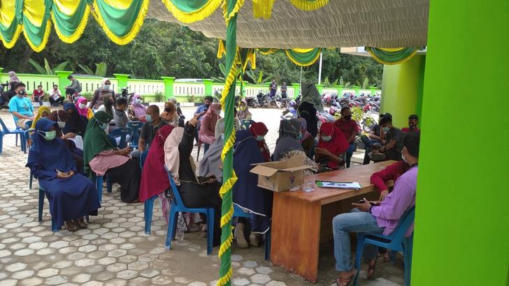 Antrian warga untuk mendapatkan vaksinasi di Puskesmas Tanjungbatu