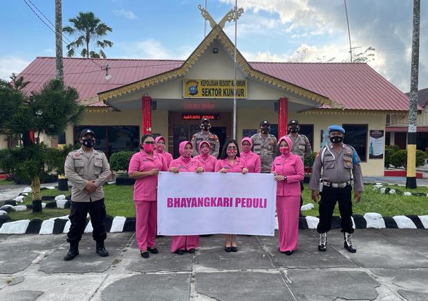 Bagibagi masker gratis dari ibu-ibu bhayangkari ranting Polsek Kundur