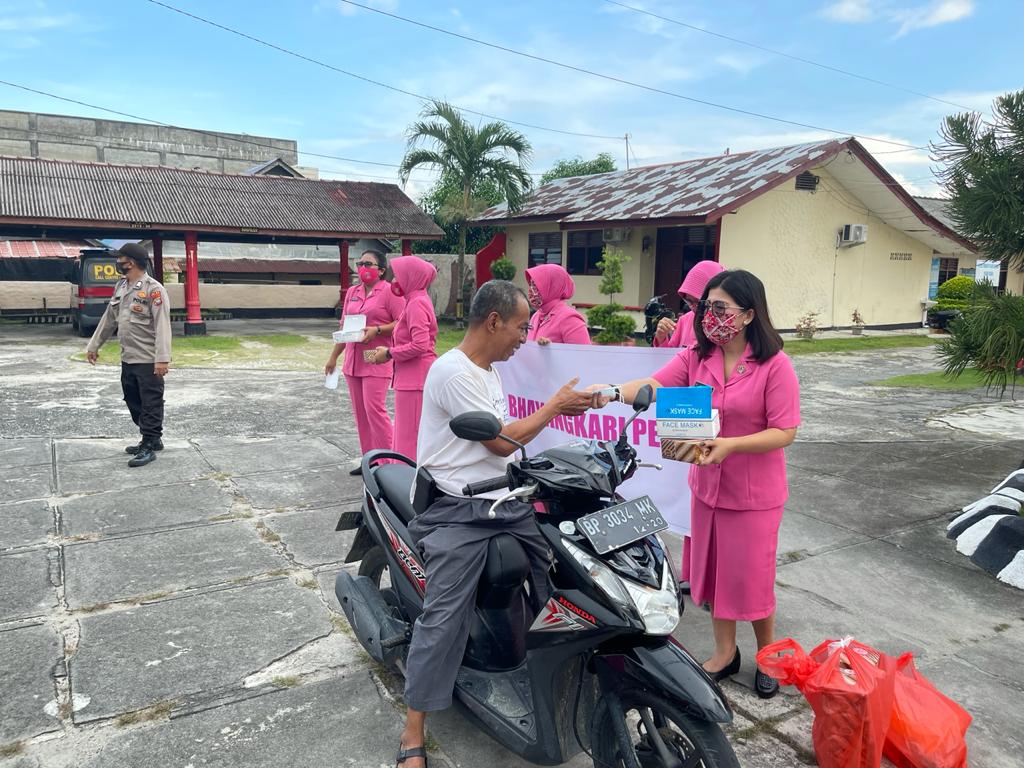 Bhayangkari Ranting Kundur Berbagi Takjil Dan Masker Gratis