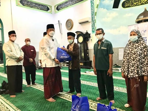 Bupati Abdul Haris, saat menyerahkan sembako