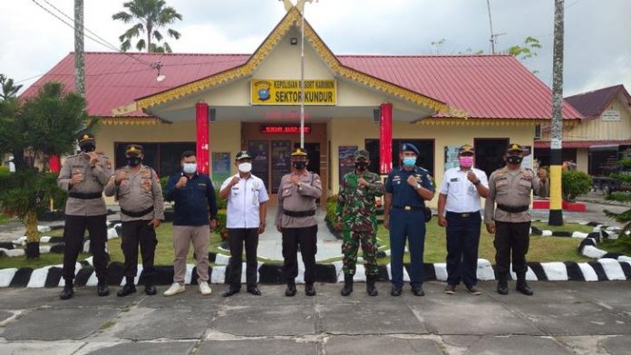 Camat Kundur, Saifullah, saat foto bersama usai apel pasukan operasi Ketupat Seligi 2021, di Mapolsek Kundur Camat Kundur, Saifullah, saat foto bersama usai apel pasukan operasi Ketupat Seligi 2021, di Mapolsek Kundur
