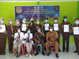Foto-bersama-usai-vaksinasi-covid-19
