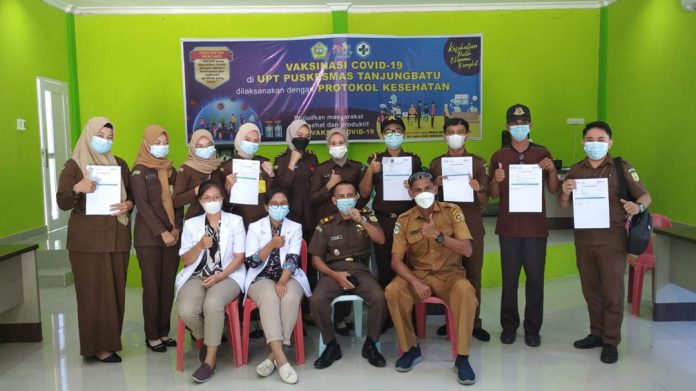 Foto-bersama-usai-vaksinasi-covid-19