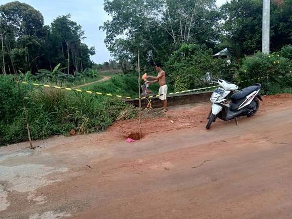 Jalan berlubang di Prayun