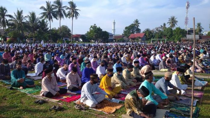 Pelaksanaan Sholat Idul Fitri 1442 H di lapapangan Gelora di Kundur