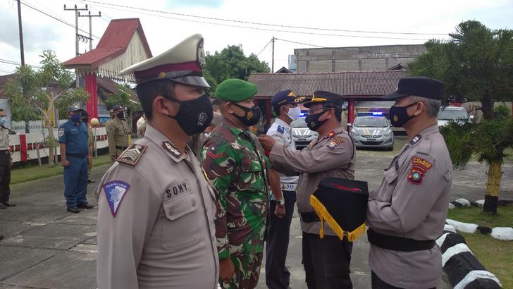 Apel Pasukan Operasi Ketupat Di Kundur : Agar Masyarakat Melaksanakan Idul Fitri Dengan Aman, Nyaman Dan Tidak Terpapar Covid-19