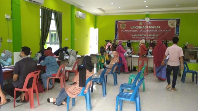 Proses Vaksinasi di Gedung UPT Puskesmas Tanjungbatu