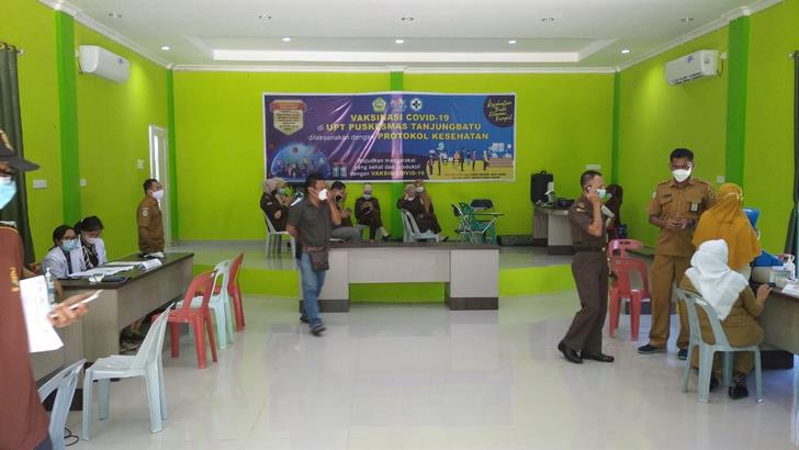 Proses Vaksinasi di gedung Serbaguna Puskesmas Tanjungbatu