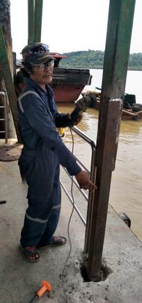 Proses perbaikan Ponton pelabuhan Tg Berlian