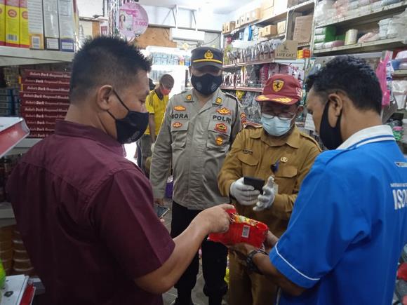 Razia makanan dan minuman di sejumlah toko di Tanjungbatu