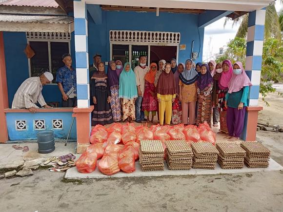 Ekonomi Menurun Akibat Dampak Covid-19, Seorang Pengusaha Sawang Berbagi Ratusan Sembako