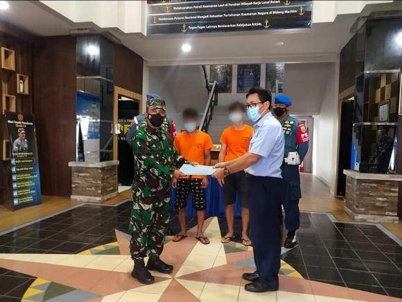 Dua Tersangka Pelaku Penyelundupan Baby Lobster Diserahkan Lanal Batam Ke SKIPM Batam Dua Tersangka Pelaku Penyelundupan Baby Lobster Diserahkan Lanal Batam Ke SKIPM Batam