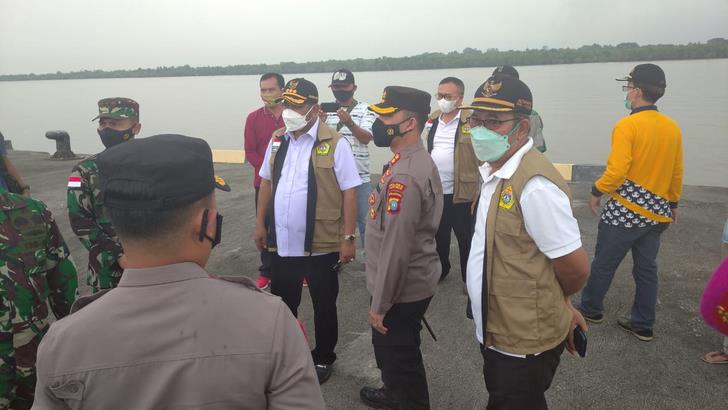 Tim gugus tugas percepatan penangan covid-19 Kabupaten karimun saat meninjau pelabuhan di kampung Balak Desa Sei Sebesi Kundur