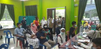 Tim gusus tugas percepatan penanganan covid-19 Kabupaten karimun saat meninjau proses vaksinasi di Puskesmas Tanjungbatu, Kundur