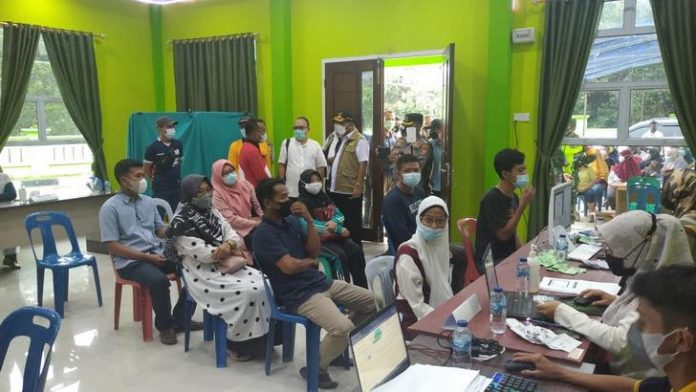 Tim gusus tugas percepatan penanganan covid-19 Kabupaten karimun saat meninjau proses vaksinasi di Puskesmas Tanjungbatu, Kundur