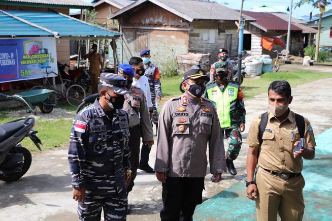 Kapolres Anambas tinjau roses vaksinasi di pulau Bayat