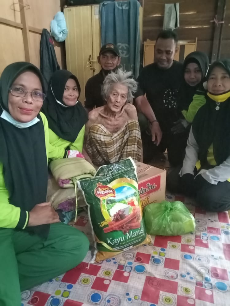 Organisasi Emak-emak Sehat Kembali Bagi-bagi Sembako Organisasi Emak-emak Sehat Kembali Bagi-bagi Sembako