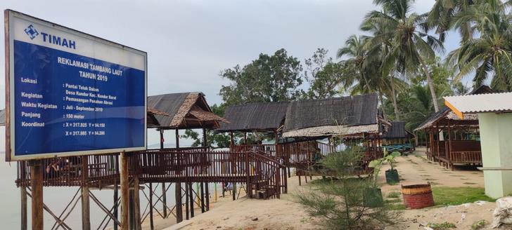PT Timah membangun Tanggul Penahan Abrasi