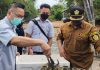 PT Timah saat menyerahkan bantuan 1.000 bibit kepiting kepada Pokdakan Tuah Ketam Desa Sawang Laut Kecamatan Kundur Barat