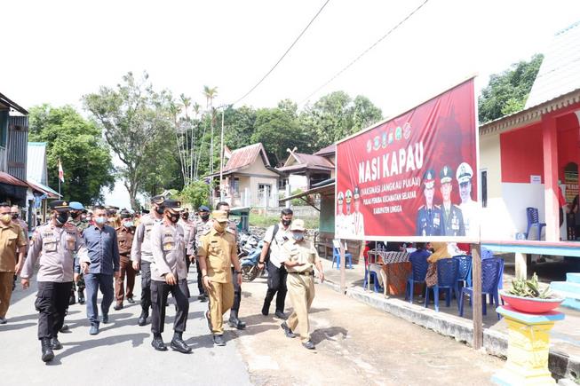Kapolda Kepri Tinjau Pelaksanaan Program “NASI KAPAU” Diwilayah Kabupaten Lingga Kapolda Kepri Tinjau Pelaksanaan Program “NASI KAPAU” Diwilayah Kabupaten Lingga