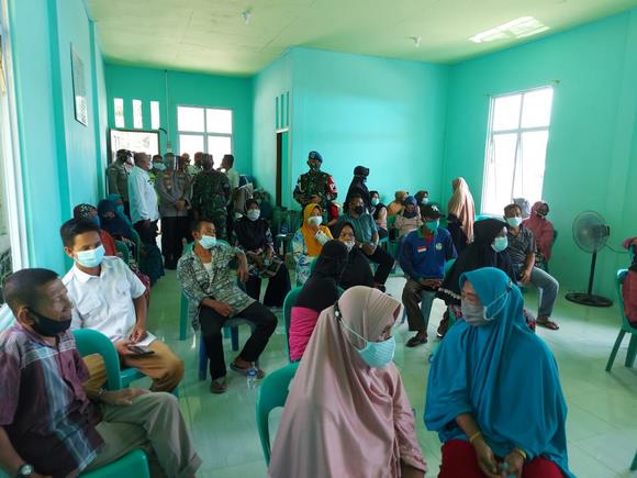 Vaksinasi massal di Desa Pesisir Timur