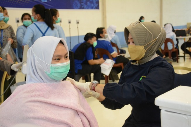 Vaksinasi massal pekerja di Muka Kuning