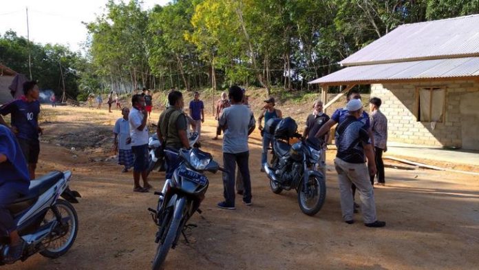 Warga mendatangi Pondok Pesantren Nurul Aulia di Parit Baru desa Sei Sebesi, Kundur