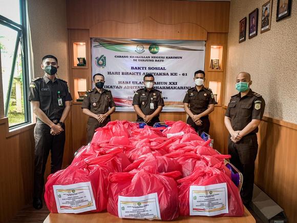 100 Paket bahan pokok yang dibagikan Cabjari Tanjungbatu