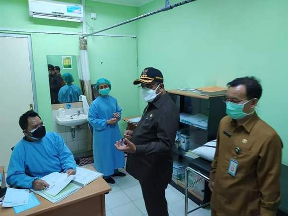 Bupati Karimun, H Aunur Rafiq bersama Kadiskes, Rahmadi, saat sidak di RSUD M Sani Karimun