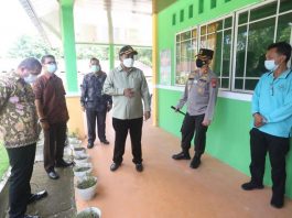 Bupati Karimun, H Aunur Rafiq saat melakukan pengecekan tabung oksigen di Karimun