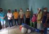 Bupati Karimun menyerahkan bantuan kepada warga yang rumahnya tertimpa pohon