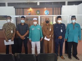 Dua anggota DPRD Provinsi Kepri, Ery Suandi dan Taufik, saat di UPT Samsat Tanjungbatu