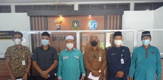 Dua anggota DPRD Provinsi Kepri, Ery Suandi dan Taufik, saat di UPT Samsat Tanjungbatu