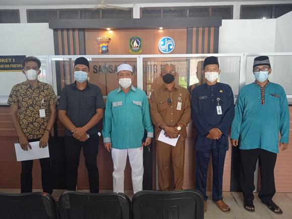 Dua anggota DPRD Provinsi Kepri, Ery Suandi dan Taufik, saat di UPT Samsat Tanjungbatu